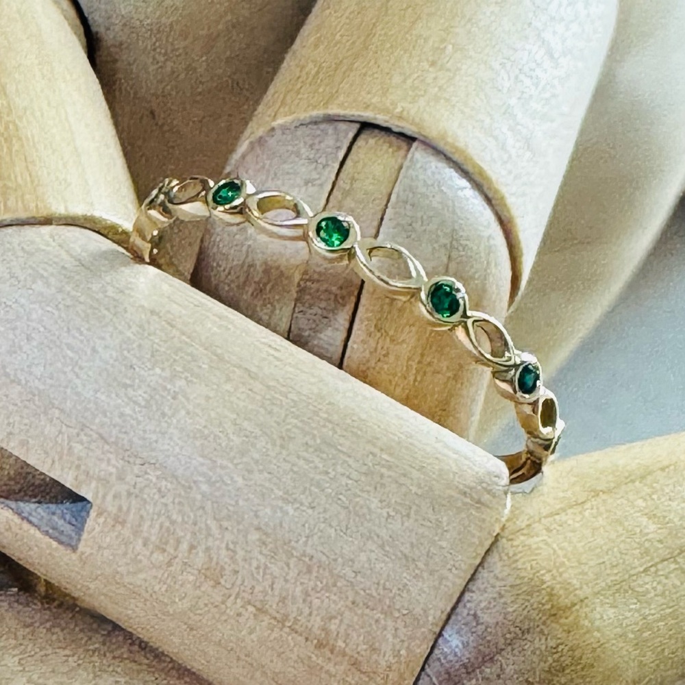14KYG Emerald Ring Band